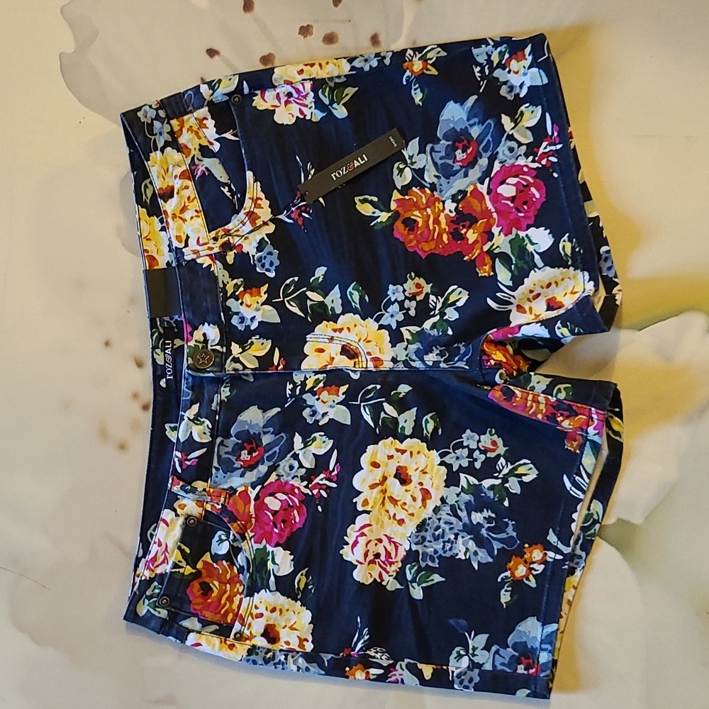 💙 Floral Shorts 💙 Host Pick 🥂🍾